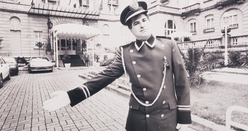 José Usoz Gregorio Ordóñez dons the doorman’s uniform at the hotel María Cristina to show his «commitment to serve» the people of San Sebastián. 1991